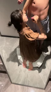 教师女友迫不及待、扒我裤子掏出鸡巴操得她淫水泛滥
